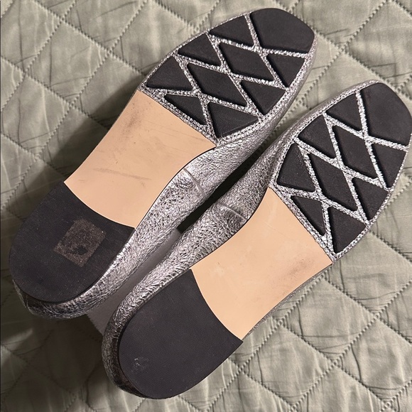 Tory Burch Laila 2 Driver Leather Ballet Flats Crinkle Metallic Silver Flaw - Picture 3 of 16